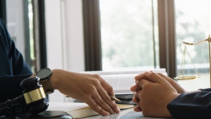 עורך דין צווארון לבן 